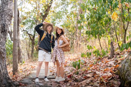 Téléchargez les photos : Charmant couple lesbienne femme avec sac à dos randonnée dans la nature. Aimer le moment romantique LGBT dans les montagnes. - en image libre de droit