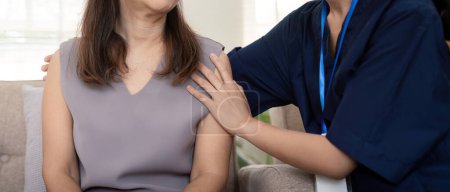 Foto de Médico o cuidador mujer sosteniendo anciana paciente mano animar y animar mientras se comprueba la salud. - Imagen libre de derechos