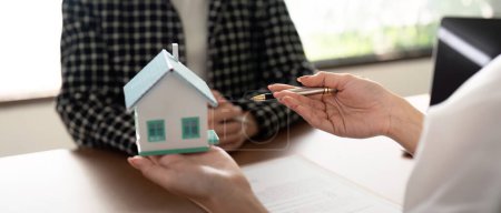 Immobilienmakler im Gespräch über die Bedingungen des Hauskaufvertrages und der Kunde zur Unterzeichnung der Dokumente, um den Vertrag legal zu machen, Hausverkauf und Hausversicherung.