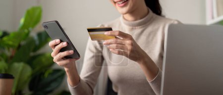 Téléchargez les photos : Asiatique femme tenant smartphone et carte de crédit, en utilisant application bancaire mobile ou application de magasinage en ligne. - en image libre de droit