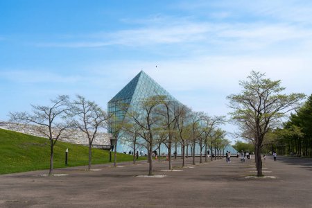 Foto de SAPPORO, JAPÓN - 05 DE MAYO DE 2024: El símbolo del parque Moerenuma, la pirámide de vidrio Hidamari, el 5 de febrero en Sapporo. La pirámide de vidrio es un espacio polivalente, como actividades culturales y museos. - Imagen libre de derechos