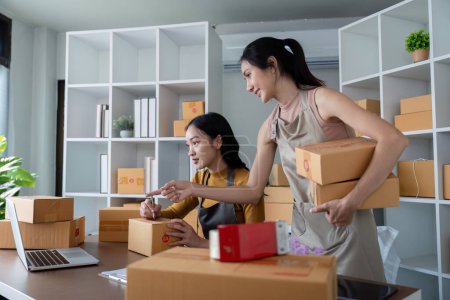Mujeres asiáticas organizando logística de comercio electrónico para negocios en línea. Concepto de trabajo en equipo, operaciones eficientes y cumplimiento de pedidos.