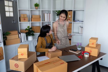 Mujeres asiáticas que administran inventario de tiendas en línea y pedidos de envío. Concepto de negocio de comercio electrónico, trabajo en equipo y logística.