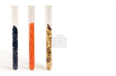 Lebensmittel-Cerealien im Reagenzglas auf weißem Hintergrund