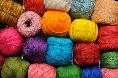 Téléchargez les photos : Fils à tricoter multicolores au crochet, enroulés en boules - en image libre de droit