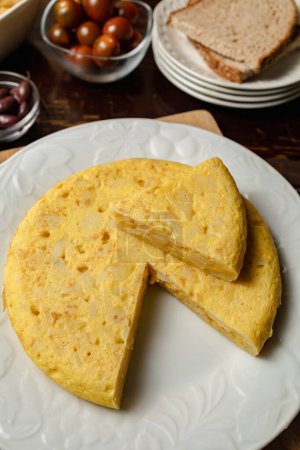 Tortilla de patata, plato típico de la cocina española a base de huevos y patatas