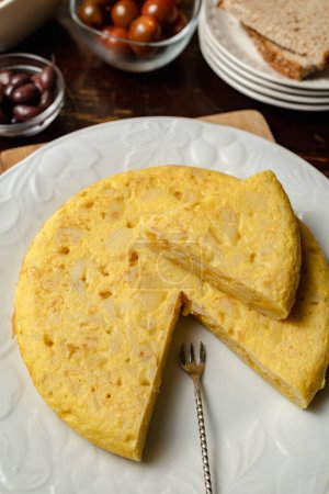 Tortilla de patata (spanisches Omelett), ein typisches Gericht der spanischen Küche mit Eiern und Kartoffeln