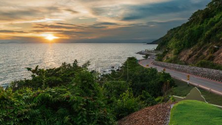 Téléchargez les photos : Route sinueuse le long du rivage de la mer pendant le soleil vue heure dorée du belvédère de Noen Nang Phaya - en image libre de droit