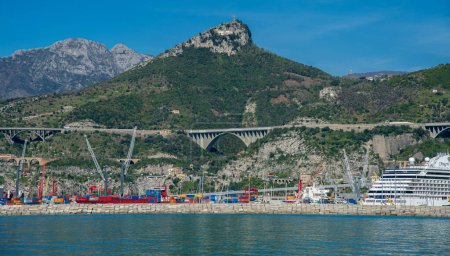 Téléchargez les photos : 15 avril 2022-Salerne Italie vue depuis le ferry de la ville avec la mer au premier plan et la côte avec des maisons colorées en arrière-plan et ciel bleu. - en image libre de droit