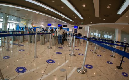 Téléchargez les photos : 22 avril 2022- Naples Italie Les passagers attendent à l'aéroport à l'embarquement pour passer à travers les filtres - en image libre de droit