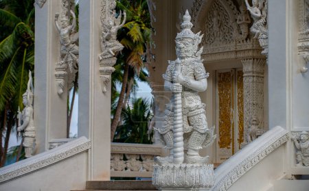 Foto de Templo blanco construido con muchos detalles en una zona no frecuentada por los turistas en la provincia de Chumphon - Imagen libre de derechos