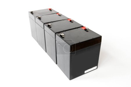 Téléchargez les photos : Batteries au gel pour alimenter une variété d'appareils, batteries UPS sans entretien, isolées sur fond blanc - en image libre de droit