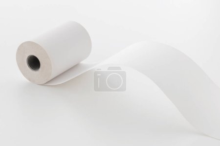 Téléchargez les photos : Rouleau de papier déroulé, espace de copie, isolé sur fond blanc - en image libre de droit