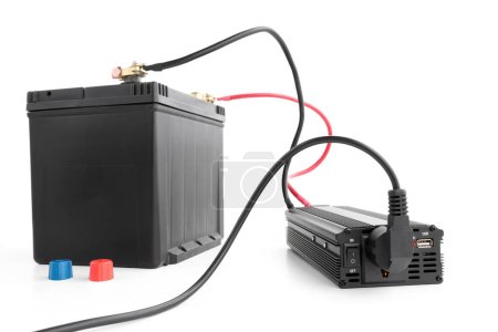 Foto de Inversor de energía conectado a una batería de coche, energía de reserva, 12v DC al convertidor de CA 110v o 220v, cortado en blanco aislado - Imagen libre de derechos