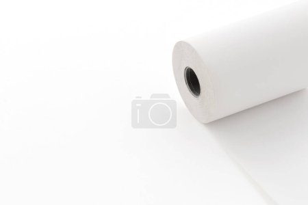 Téléchargez les photos : Rouleau de papier déroulé, espace de copie, isolé sur fond blanc - en image libre de droit