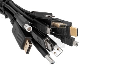 Varios enchufes y conectores con USB, HDMI, DisplayPort, sonido y otros conectores aislados sobre fondo blanco