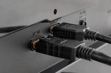 Nahaufnahme von DisplayPort-Kabel und HDMI-Kabel, die mit dem Gerät verbunden sind