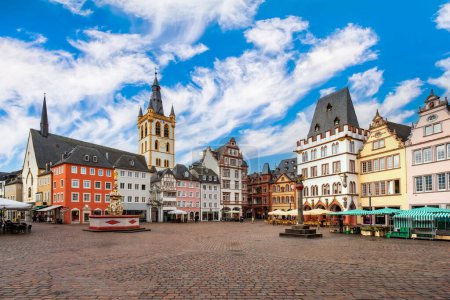 Foto de Hauptmarkt es la plaza principal del mercado en Tréveris, Alemania, uno de los destinos turísticos más populares de la ciudad. Alberga una serie de edificios históricos, como el Steipe y el ayuntamiento. - Imagen libre de derechos