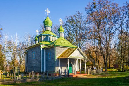Foto de Histórica iglesia de madera de Juan el Teólogo en Pereiaslav, Ucrania. La iglesia es un ejemplo excepcional de la arquitectura sagrada tradicional ucraniana. Día soleado de otoño - Imagen libre de derechos