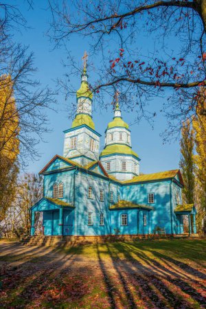 Téléchargez les photos : L'église historique en bois de Saint-Georges-la-Victorieuse et la Nativité de la Vierge est une église du XVIIe siècle située à Pereiaslav, en Ukraine. Journée ensoleillée d'automne. - en image libre de droit