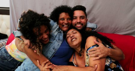Téléchargez les photos : Amour et affection de la famille brésilienne. Latino hispanique personnes embrasser et embrasser - en image libre de droit