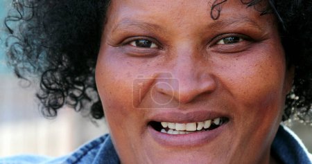Téléchargez les photos : Femme africaine brésilienne portrait visage souriant, occasionnel de vraies personnes - en image libre de droit