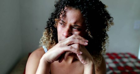 Téléchargez les photos : Pleurer femme hispanique se sentant triste et désespérée - en image libre de droit