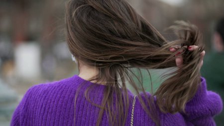 Foto de Parte posterior de la mujer joven jugando con el pelo, chica tocando el pelo - Imagen libre de derechos
