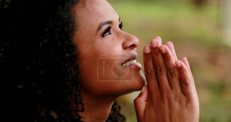 Afrikanisches Mädchen betet zu Gott, geistliches Gebet