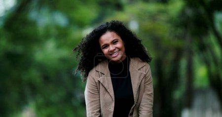 Téléchargez les photos : Portrait de jeune fille africaine joyeuse et positive, jeune femme élégante millénaire à l'extérieur du parc - en image libre de droit