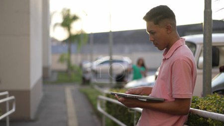 Téléchargez les photos : Un jeune hispanique éteint son ordinateur portable. Homme tournant ordinateur mettant dispositif moderne loin. Guy écran de fermeture 2 - en image libre de droit