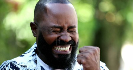Téléchargez les photos : Heureux homme noir extatique célébrant objectif de succès atteint - en image libre de droit
