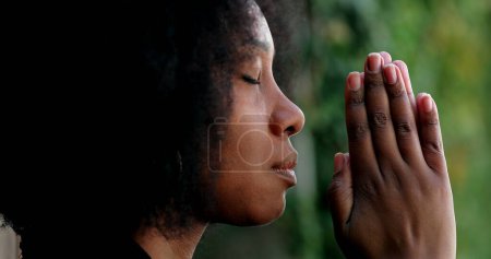 Photo pour Femme les yeux fermés dans la prière, personne dans la méditation - image libre de droit