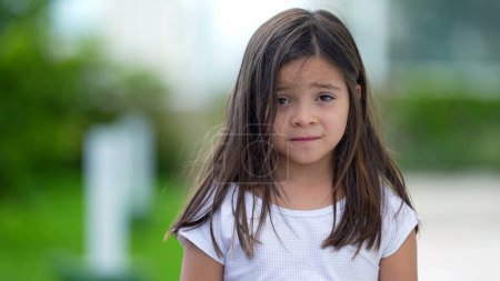 Foto de Retrato niña con emoción preocupada niño nervioso mirando a la cámara - Imagen libre de derechos