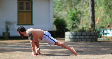 Foto de Hombre fuerte formación Yoga al aire libre - Imagen libre de derechos