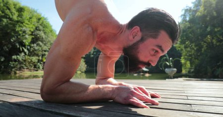 Foto de Persona practicando Yoga en la naturaleza, levantando el cuerpo en el pie de manos - Imagen libre de derechos