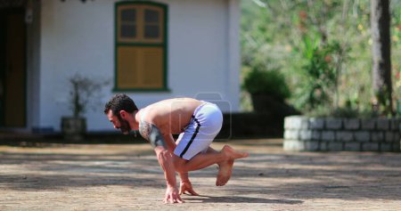 Foto de Jóvenes y fuertes Hombre Formación Yoga - Imagen libre de derechos