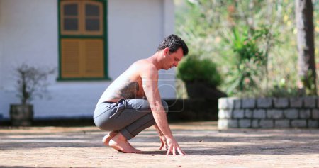 Foto de Hombre quitando el polvo de las manos limpiando con pantalones, preparándose para hacer ejercicio - Imagen libre de derechos