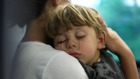 Téléchargez les photos : Bébé dormant voyageant en train sur le tour mère - en image libre de droit