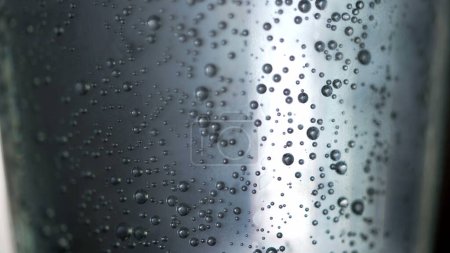 Foto de Macro burbujas chispeantes en el vidrio. Refresco carbonatado. Agua burbujeando dentro del primer plano de vidrio. Soda gaseosa - Imagen libre de derechos