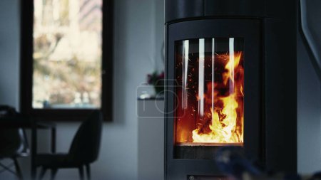 Téléchargez les photos : Maison confortable cheminée cheminée place feu brûlant dans un intérieur moderne - en image libre de droit