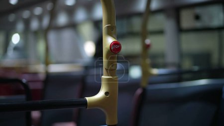 Téléchargez les photos : Gros plan Bouton d'arrêt à l'intérieur du bus britannique intérieur des transports publics la nuit - en image libre de droit