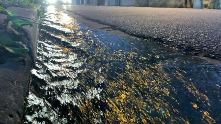 Foto de Aguas residuales que fluyen en la calle después de la lluvia - Imagen libre de derechos