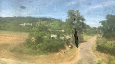 Foto de Mancha en una ventana de tren en movimiento, vidrio sucio - Imagen libre de derechos