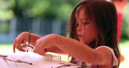 Téléchargez les photos : Petite fille créative jouant et fabriquant à la maison - en image libre de droit