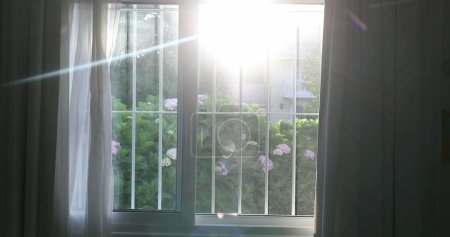 Foto de Amanecer brillando a través de la ventana del dormitorio hora de la puesta del sol - Imagen libre de derechos