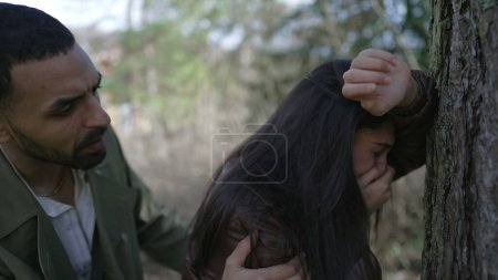 Téléchargez les photos : Femme souffrante étant consolée par petit ami embrasser à l'extérieur au parc. Chagrin triste femme recevant étreinte empathique de l'homme - en image libre de droit