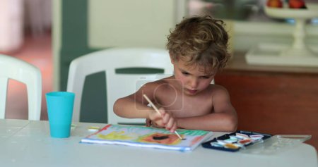 Téléchargez les photos : Peinture d'enfant et création avec pinceau à la maison. Artisanat pour enfants et peinture - en image libre de droit