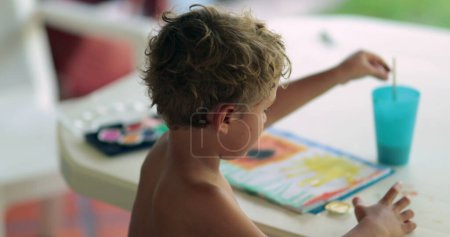 Foto de Pintura infantil con pintura acuarela. Dibujo y elaboración de niños en casa - Imagen libre de derechos