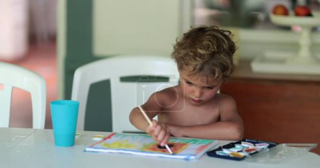 Téléchargez les photos : Peinture d'enfant et création avec pinceau à la maison. Artisanat pour enfants et peinture - en image libre de droit